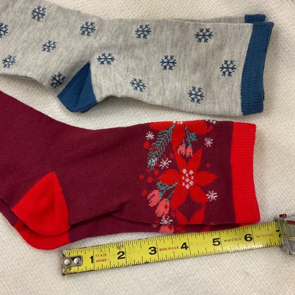 Women’s NWOT Socks Snowflakes/Poinsettias - Picture 5 of 6
